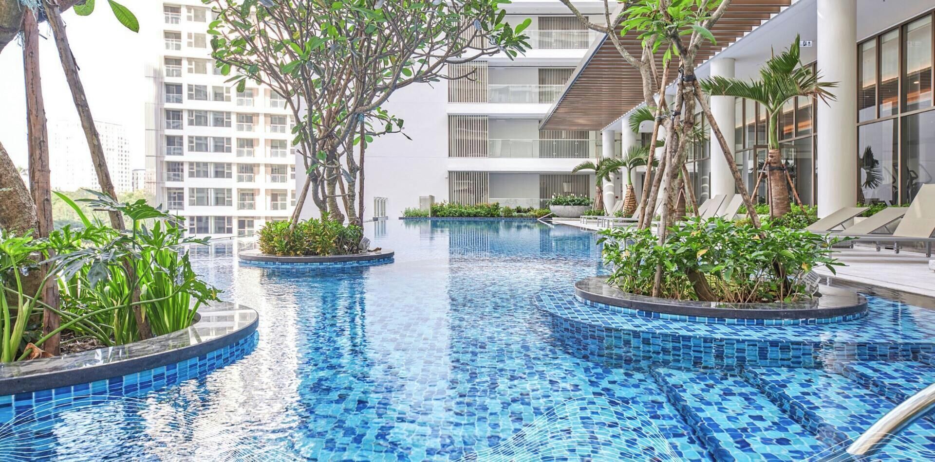 2 สระว่ายน้ำกลางแจ้ง