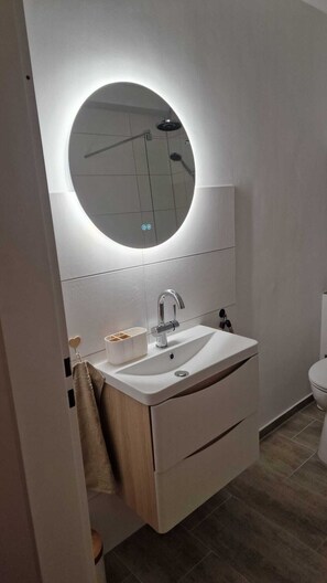 Douche, sĂšche-cheveux, serviettes fournies, savon