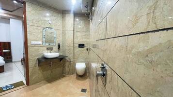 ห้องสแตนดาร์ดดับเบิล | ห้องน้ำ | ฝักบัว, เรนชาวเวอร์, ของใช้ในห้องน้ำฟรี, รองเท้าสวมภายในห้อง