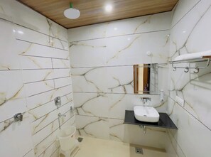 Superior tweepersoonskamer, uitzicht op de stad | Badkamer | Een douche, een regendouche, gratis toiletartikelen, pantoffels