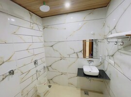 Habitación doble superior, vistas a la ciudad | Baño | Ducha y cabezal de ducha tipo lluvia