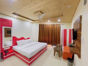 Habitación doble superior, vista a la ciudad | Caja de seguridad en la habitación, insonorización y wifi gratis