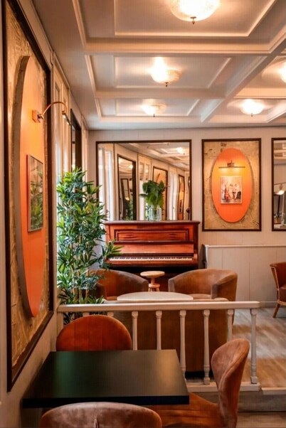 Logis Hôtel Restaurant Les Glycines