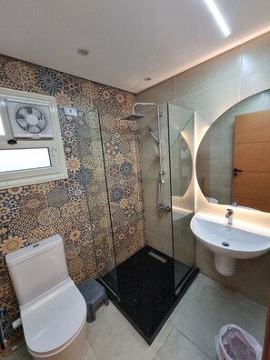 Douche, bidet, savon, papier toilette