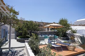 Terrace/patio - Okeanos Suite 1, Panoramic sea & garden view (Finikia, Ia)