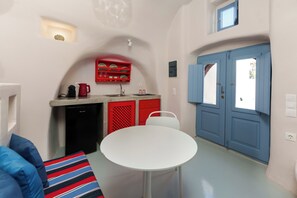Interior - Okeanos Suite 1, Panoramic sea & garden view (Finikia, Ia)