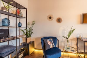 Standaard tweepersoonskamer, uitzicht op stad | Een kluis op de kamer, een bureau, een laptopwerkplek, gratis wifi