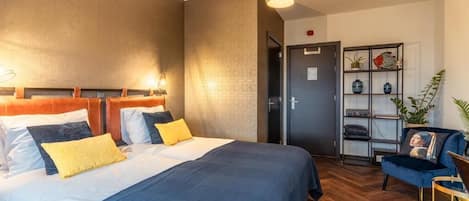 Standard-Doppelzimmer, Stadtblick | Zimmersafe, Schreibtisch, laptopgeeigneter Arbeitsplatz