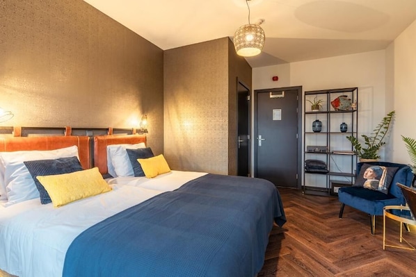 Standard-Doppelzimmer, Stadtblick | Zimmersafe, Schreibtisch, laptopgeeigneter Arbeitsplatz