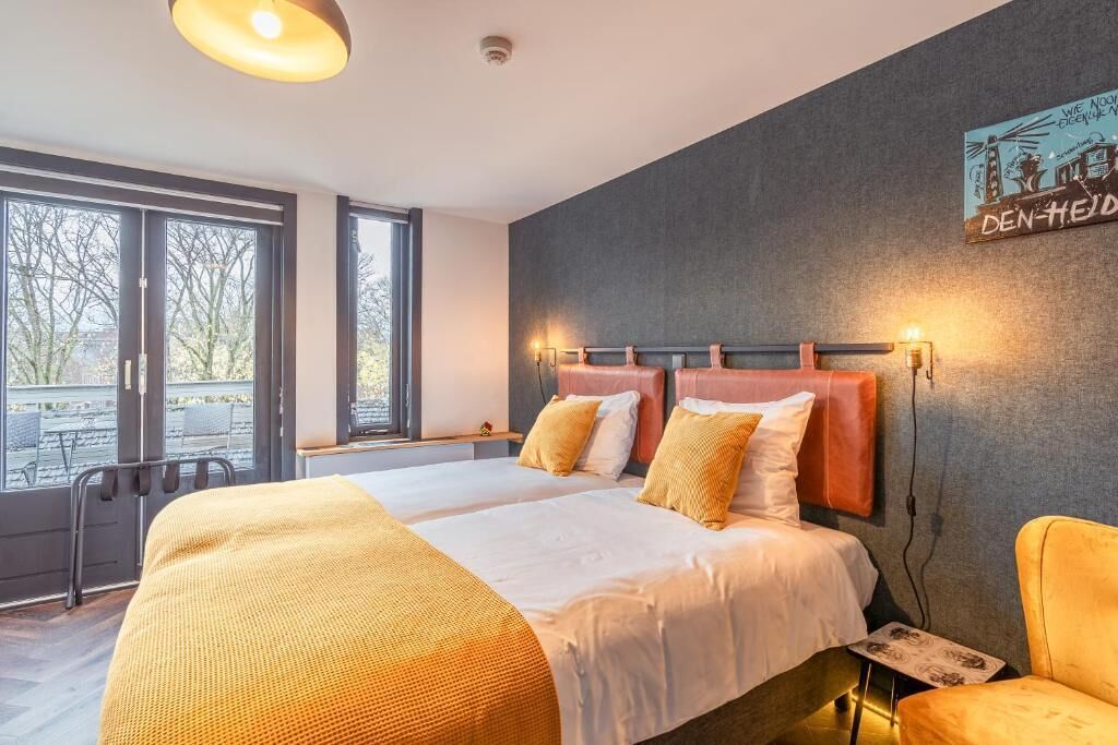 Deluxe kamer, balkon | Een kluis op de kamer, een bureau, een laptopwerkplek, babybedden