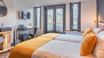 Deluxe kamer, balkon | Een kluis op de kamer, een bureau, een laptopwerkplek, gratis wifi