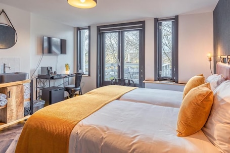 Caja de seguridad en la habitación y escritorio