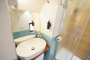 Dusche, Haartrockner, HandtĂŒcher, Seife