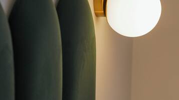 Escritorio, espacio para trabajar con laptop y wifi gratis