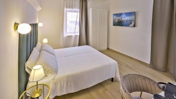 Escritorio, espacio para trabajar con laptop y wifi gratis