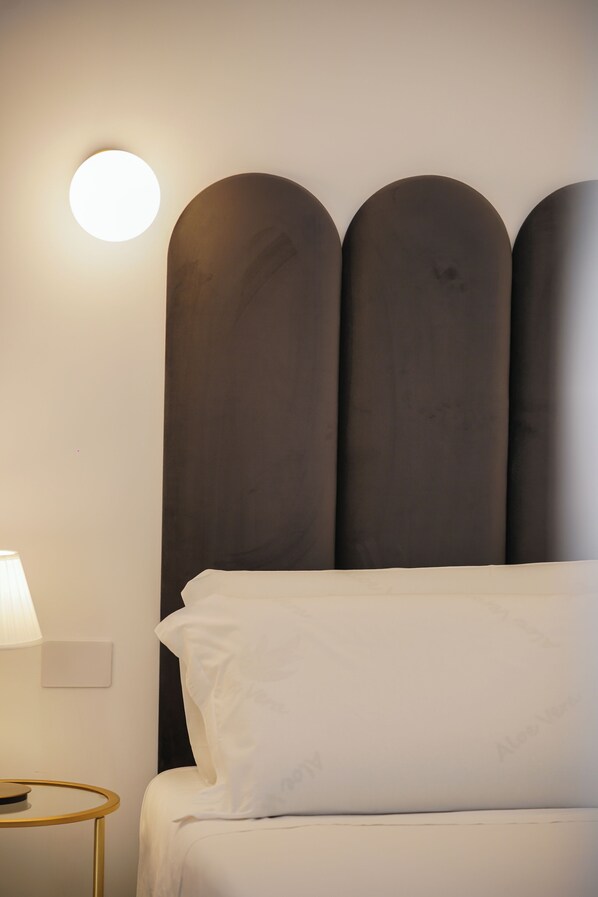 Monolocale Deluxe, balcone, vista mare | Una scrivania, postazione laptop, Wi-Fi gratuito