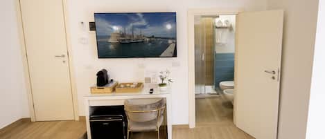 Schreibtisch, laptopgeeigneter Arbeitsplatz, kostenloses WLAN