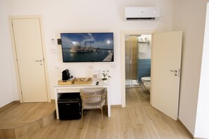 Desk, laptop workspace, free WiFi