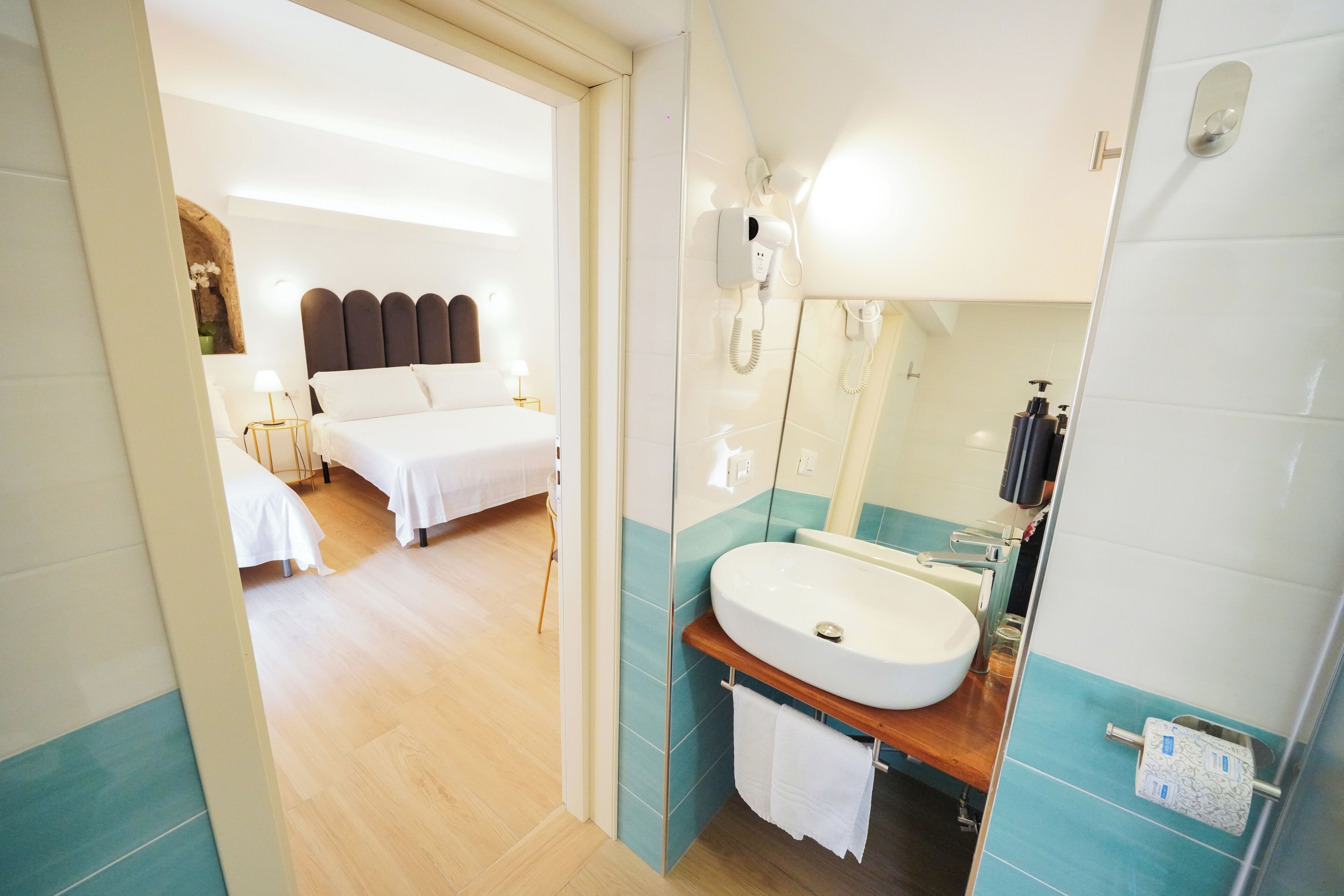 Ducha, secador de pelo, toallas, jabón