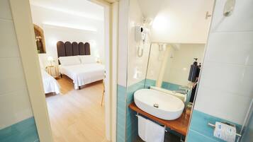 Ducha, secador de pelo, toallas, jabón