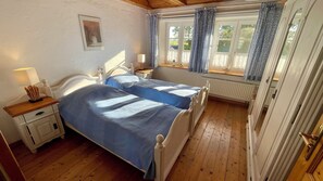 2 chambres, coffres-forts dans les chambres, fer et planche à repasser