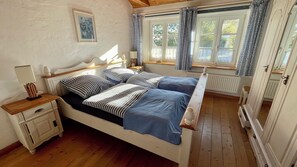 2 bedrooms, in-room safe, iron/ironing board, travel crib - Vacation apartment under thatch on the North Sea dike on Pellworm (Pellworm)