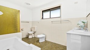 Een douche, een haardroger, handdoeken