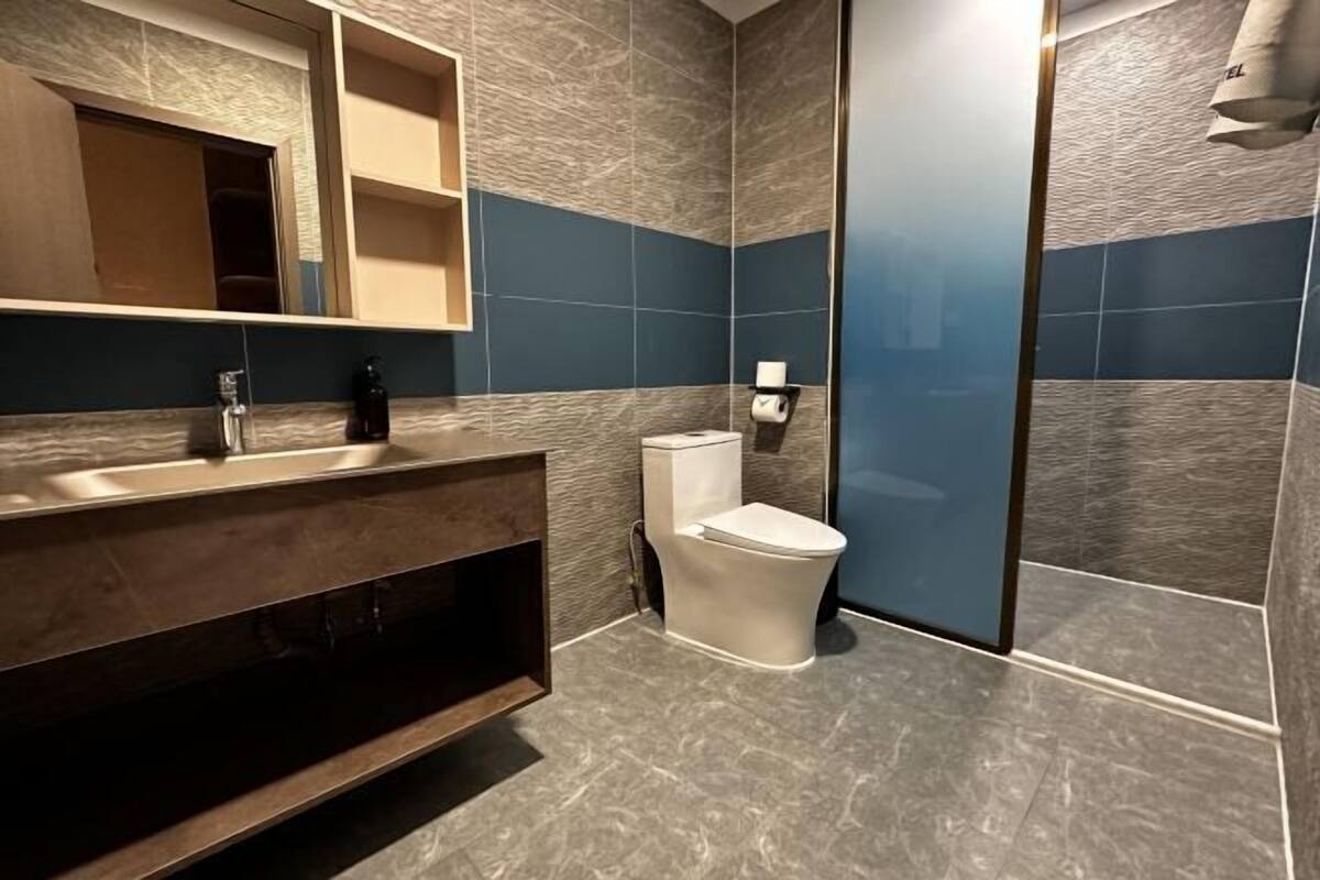 Badrum | Dusch, gratis toalettartiklar, hårtork och badrock