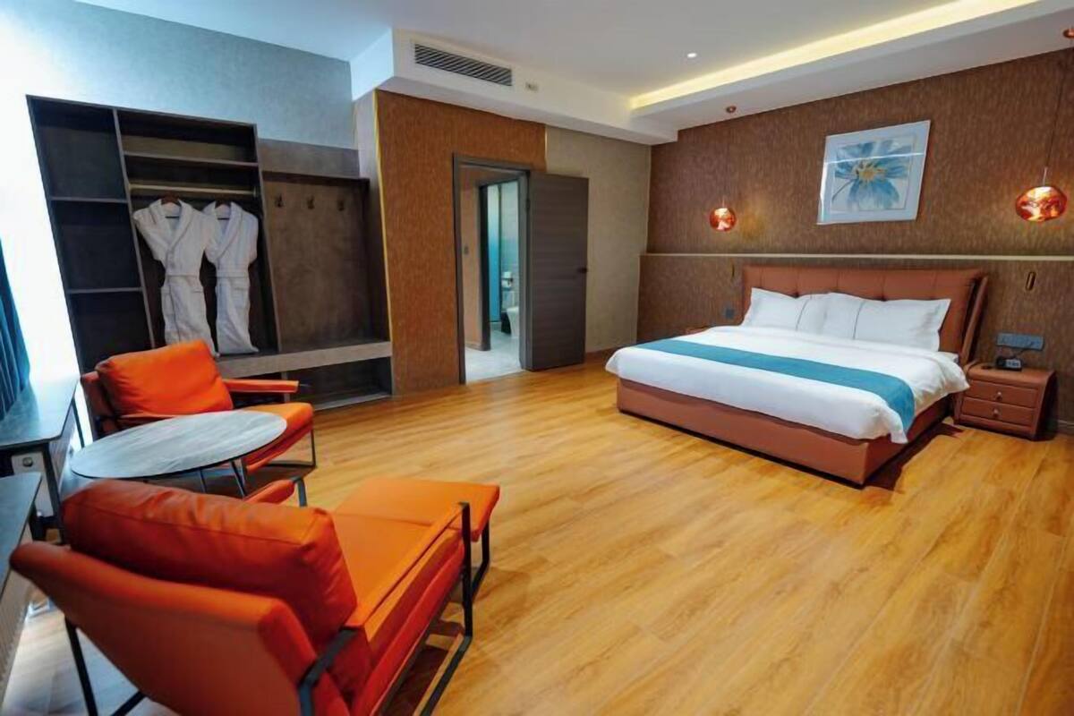 1 sovrum, sängtillbehör av högsta kvalitet och duntäcken