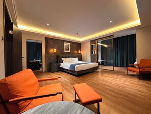 Familie suite, Meerdere bedden | Luxe beddengoed, donsdekens, bedden met traagschuimmatrassen, een bureau