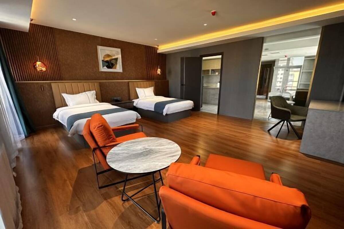 1 sovrum, sängtillbehör av högsta kvalitet och duntäcken