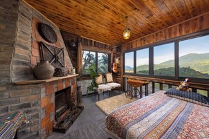 Habitación de diseño doble, chimenea, vistas a la montaña | Decoración individual, wifi gratis, ropa de cama