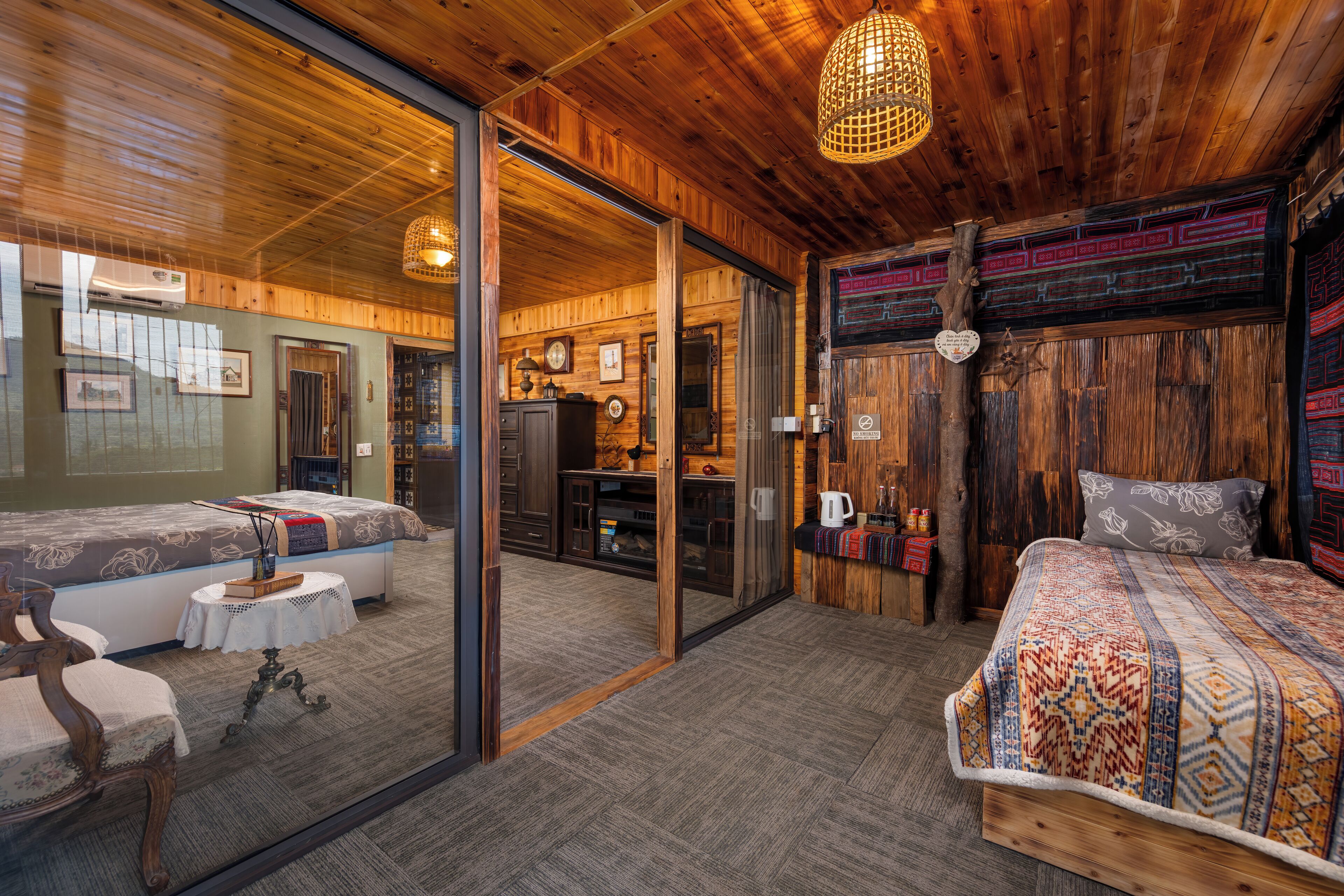 Una habitación acogedora con cama, una silla, una mesita y una zona de cocina visible a través de una puerta abierta.