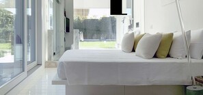 2 habitaciones, tabla de planchar con plancha y cuna de viaje 
