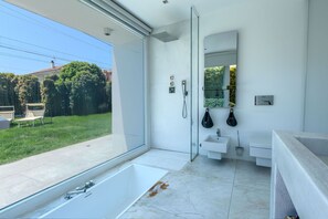 Regadera, secadora de cabello, bidet 