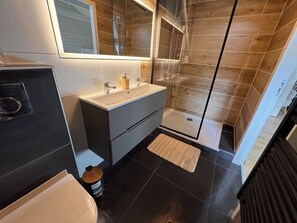 Douche, sèche-cheveux, serviettes fournies, savon