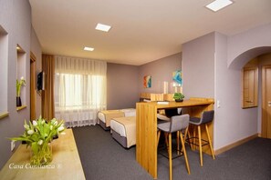 Suite Confort, baño privado | Escritorio, espacio para trabajar con un portátil, wifi gratis