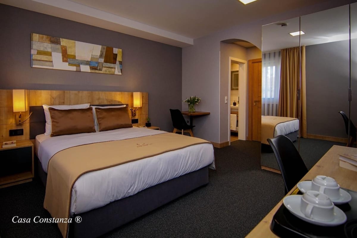 Deluxe-Doppelzimmer, mit Bad | Schreibtisch, laptopgeeigneter Arbeitsplatz, kostenloses WLAN