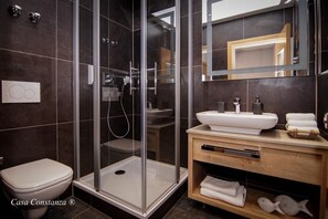 Shower, hair dryer, towels, soap - Casa Constanza Hotel Garni am Bodensee (Friedrichshafen)