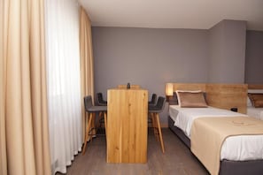 Habitación cuádruple Confort, baño privado | Escritorio, espacio para trabajar con un portátil, wifi gratis