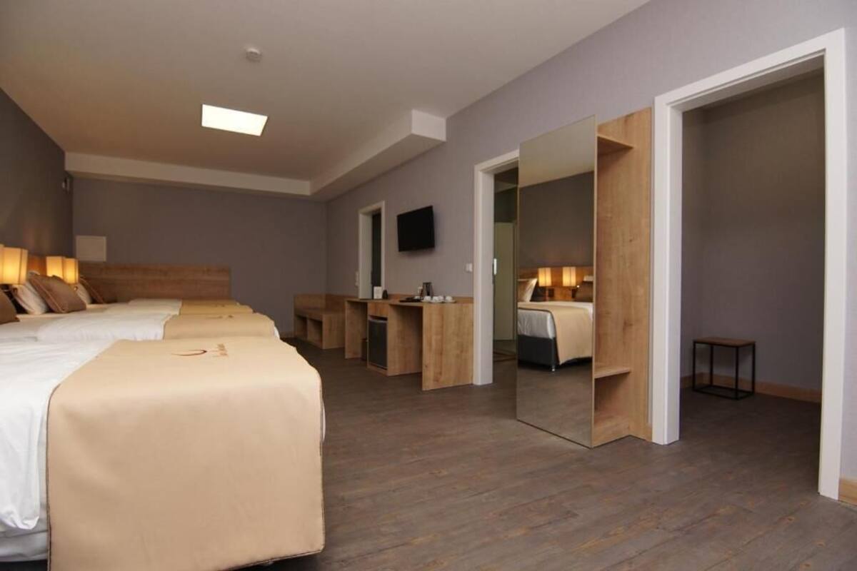 Habitación cuádruple Confort, baño privado | Escritorio, espacio para trabajar con un portátil, wifi gratis