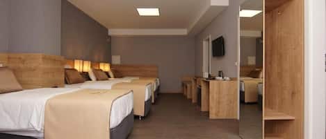 Comfort Quadruple Room, Ensuite | Desk, laptop workspace, free WiFi