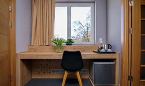 Deluxe-Einzelzimmer, mit Bad | Schreibtisch, laptopgeeigneter Arbeitsplatz, kostenloses WLAN
