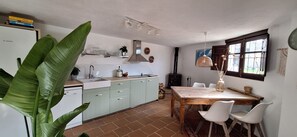 Fridge, microwave, oven, stovetop - Comfortable vacation home with private pool and beautiful views (Montefrio)