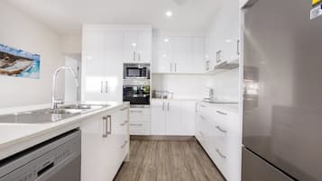 Refrigerador, microondas, horno, placa de cocina