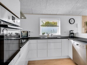 Kühlschrank, Mikrowelle, Geschirrspüler, Kochgeschirr/Geschirr/Besteck