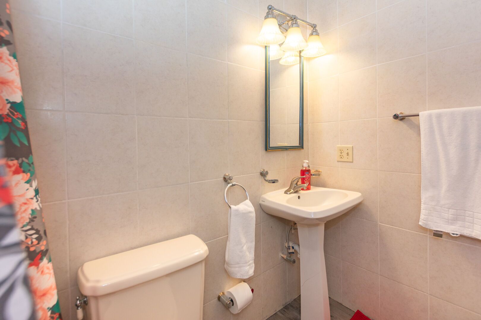 Regadera, secadora de cabello, toallas, jabón 