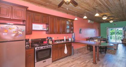 2-bedroom condo in West End at Sunset Villas with WiFi, AC and Ocean View