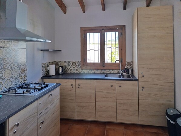 Private kitchen - Naturaleza y Vino!  Habitación en Casa Rural con piscina al pie del Monte Arabí (Yecla)