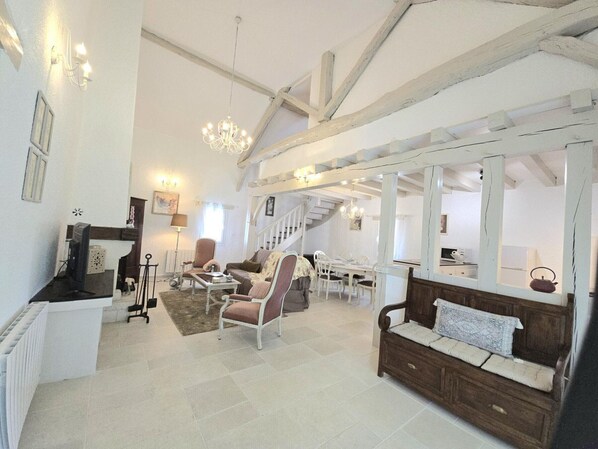 TV, fireplace - Charming house near Bergerac with private garden (Ginestet)